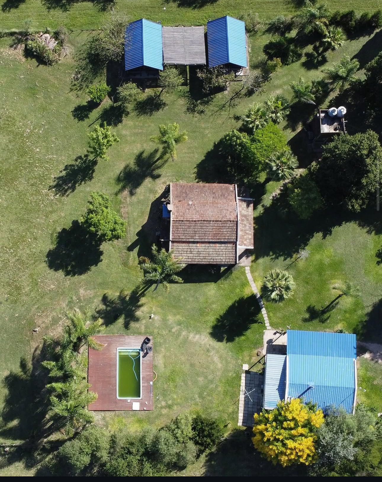 Casa quinta, salón y cabañas en venta
